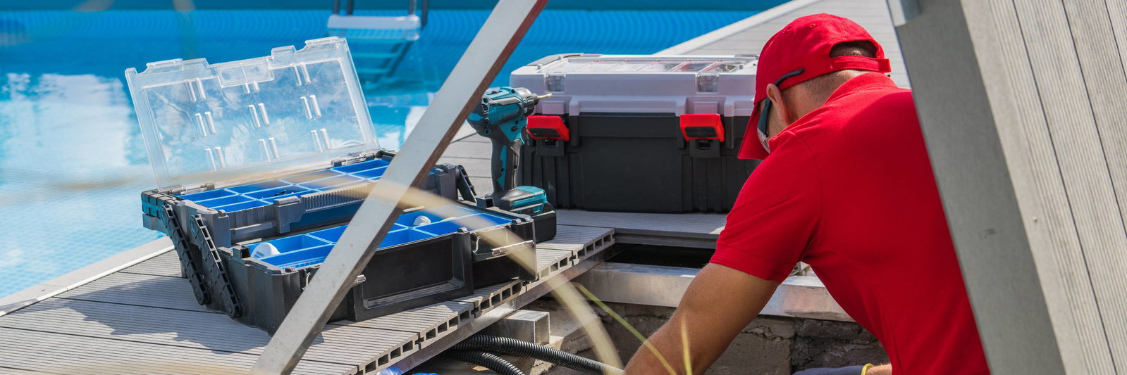 Techniker, der ein Schwimmbecken repariert