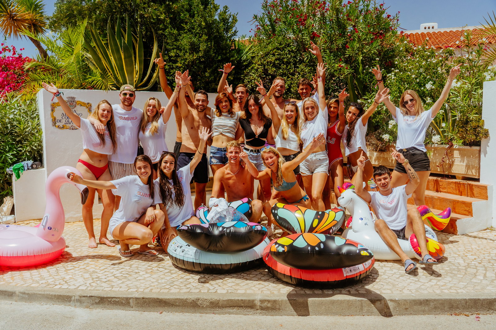 Teamfoto van horecamedewerkers in de zon