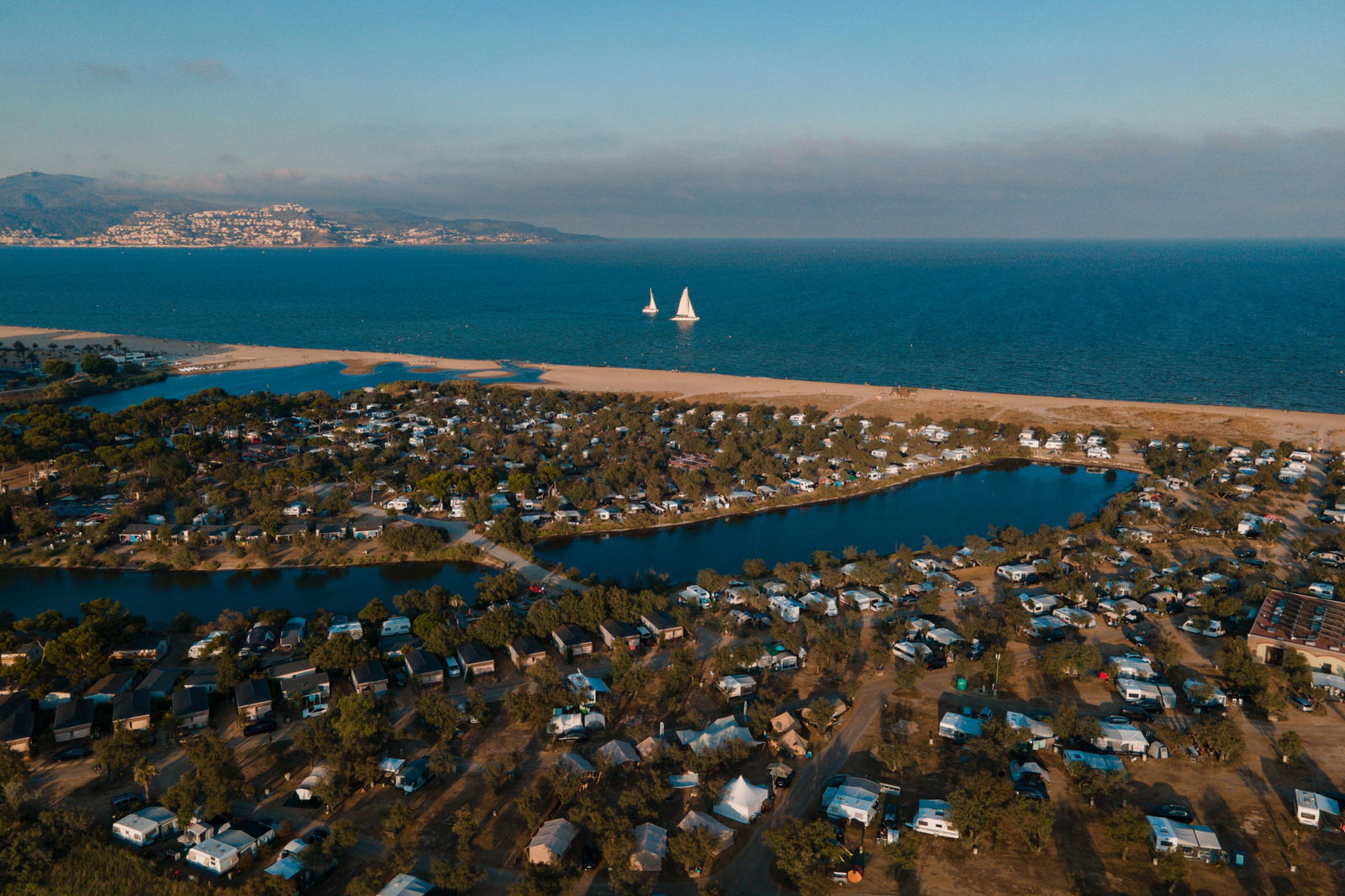 Zomerkamp in Spanje met uitzicht op zee