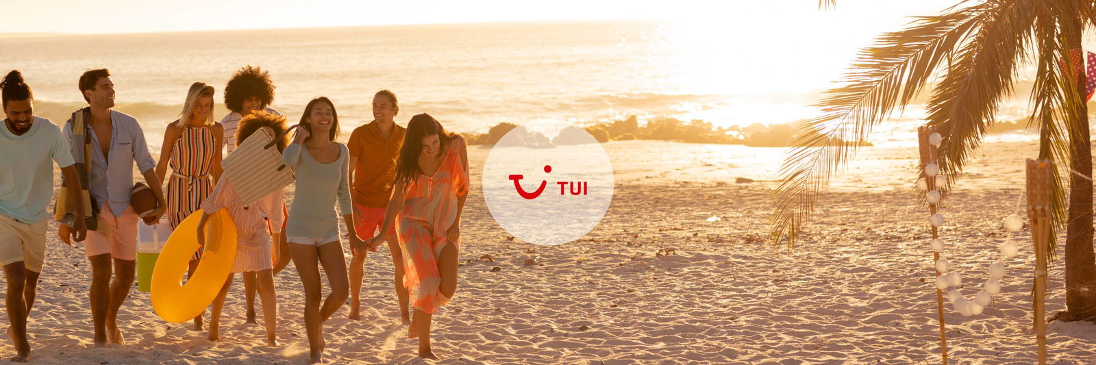 Vrienden lopen op het strand met zonsondergang
