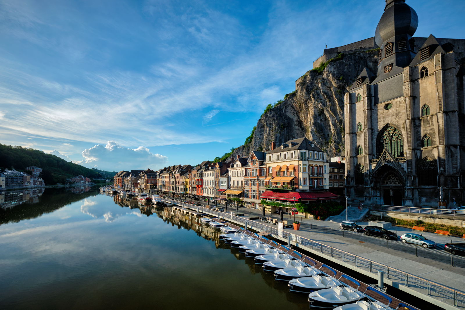 Uitzicht op de Belgische stad Dinant in de avonduren