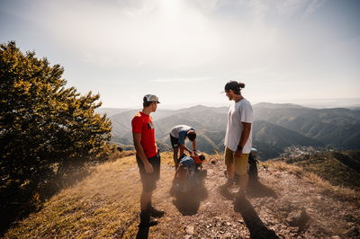 Gruppe von Freunden beim Wandern