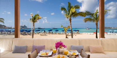 Uitzicht op strand van Sint Maaren op een zonnige dag