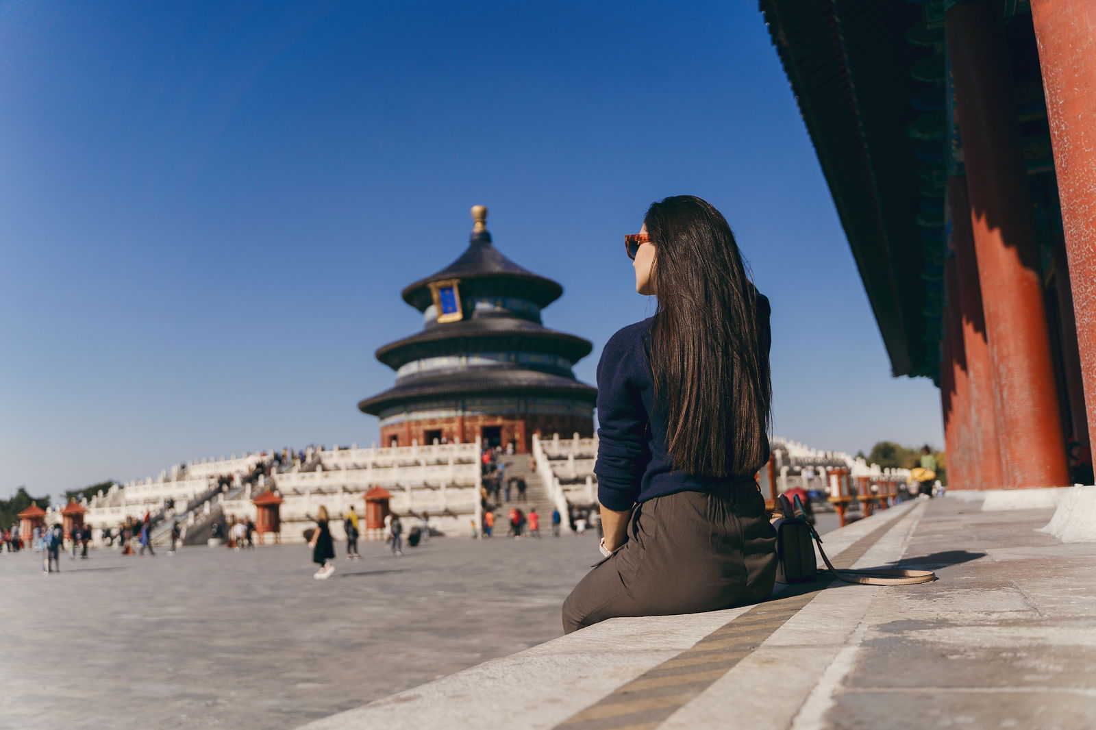Vrouw zit bij een tempel in China