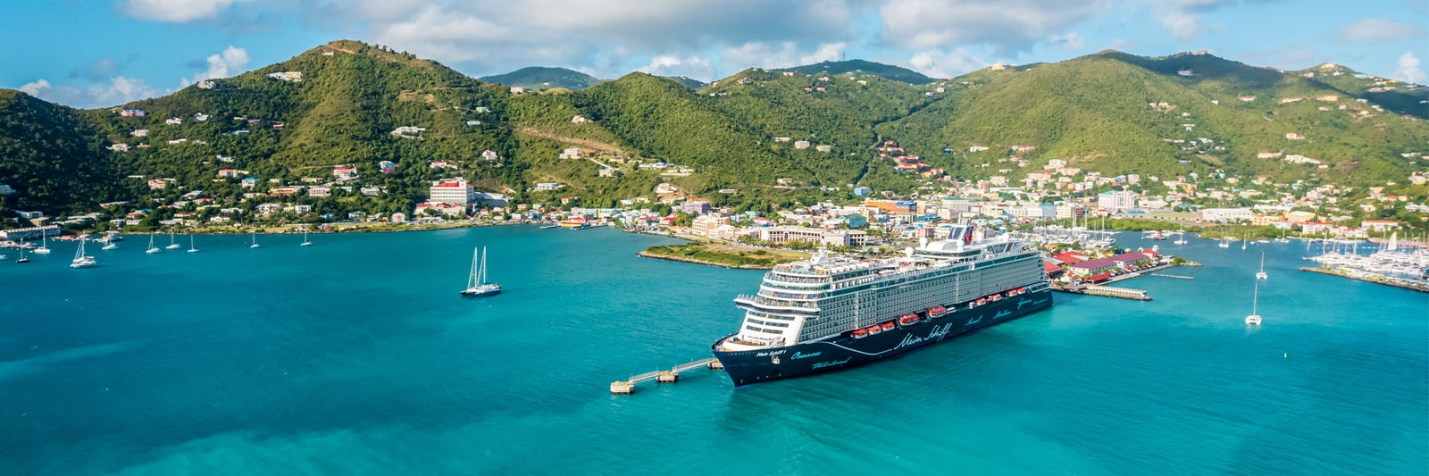 Kreuzfahrtschiff auf dem hellblauen Meer