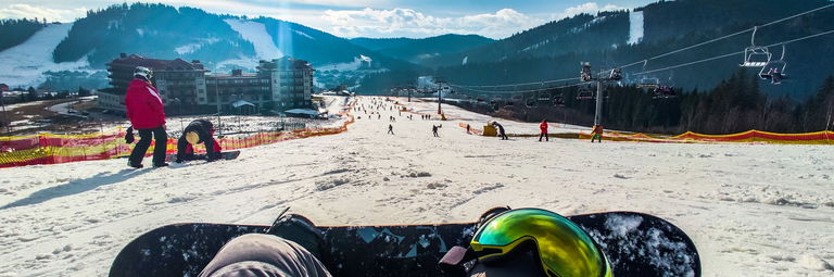 Skiër zit boven op de piste op een prachtige winterse dag