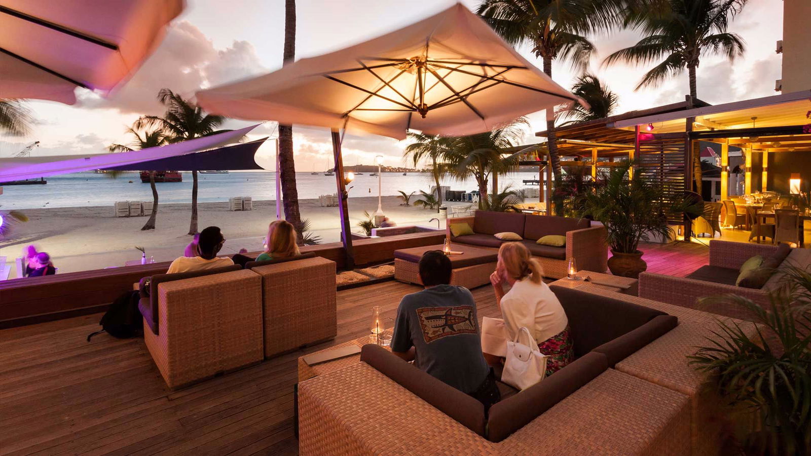 Mensen op het terras van restaurant op Sint Maarten