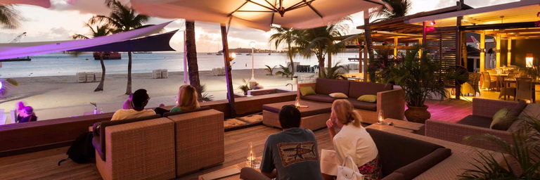Mensen op het terras van restaurant op Sint Maarten