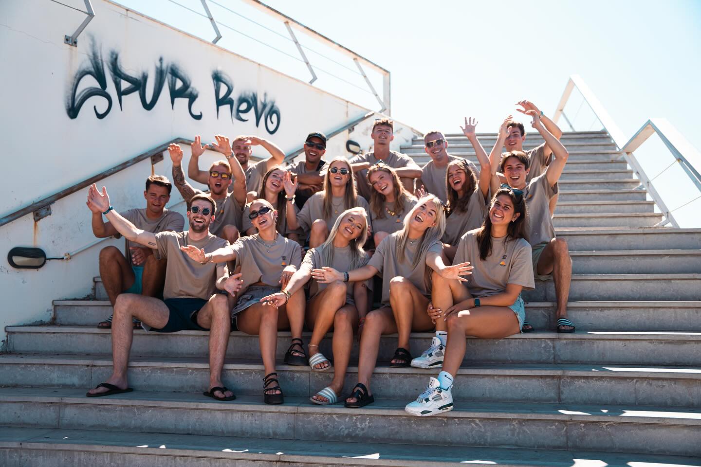 Teamfoto op een trap in de zon