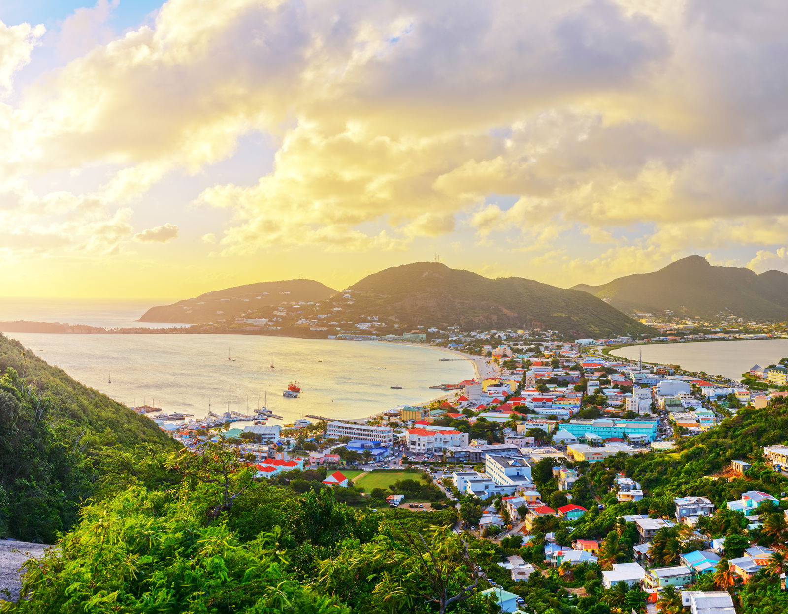 Panoramisch uitzicht op Sint Maarten met zonsondergang