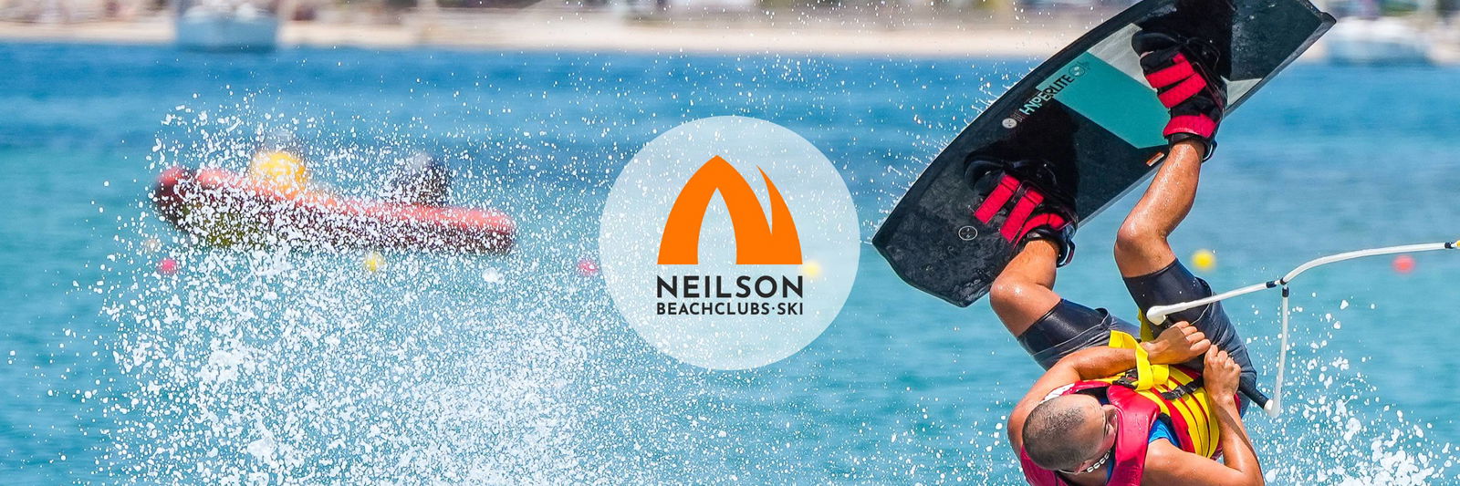 Skileraar die een backflip doet