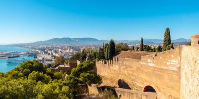 Uitzicht op de stad Malaga met rotsen, zee en strand