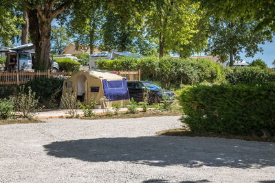 Camping in Frankreich an einem sonnigen Tag