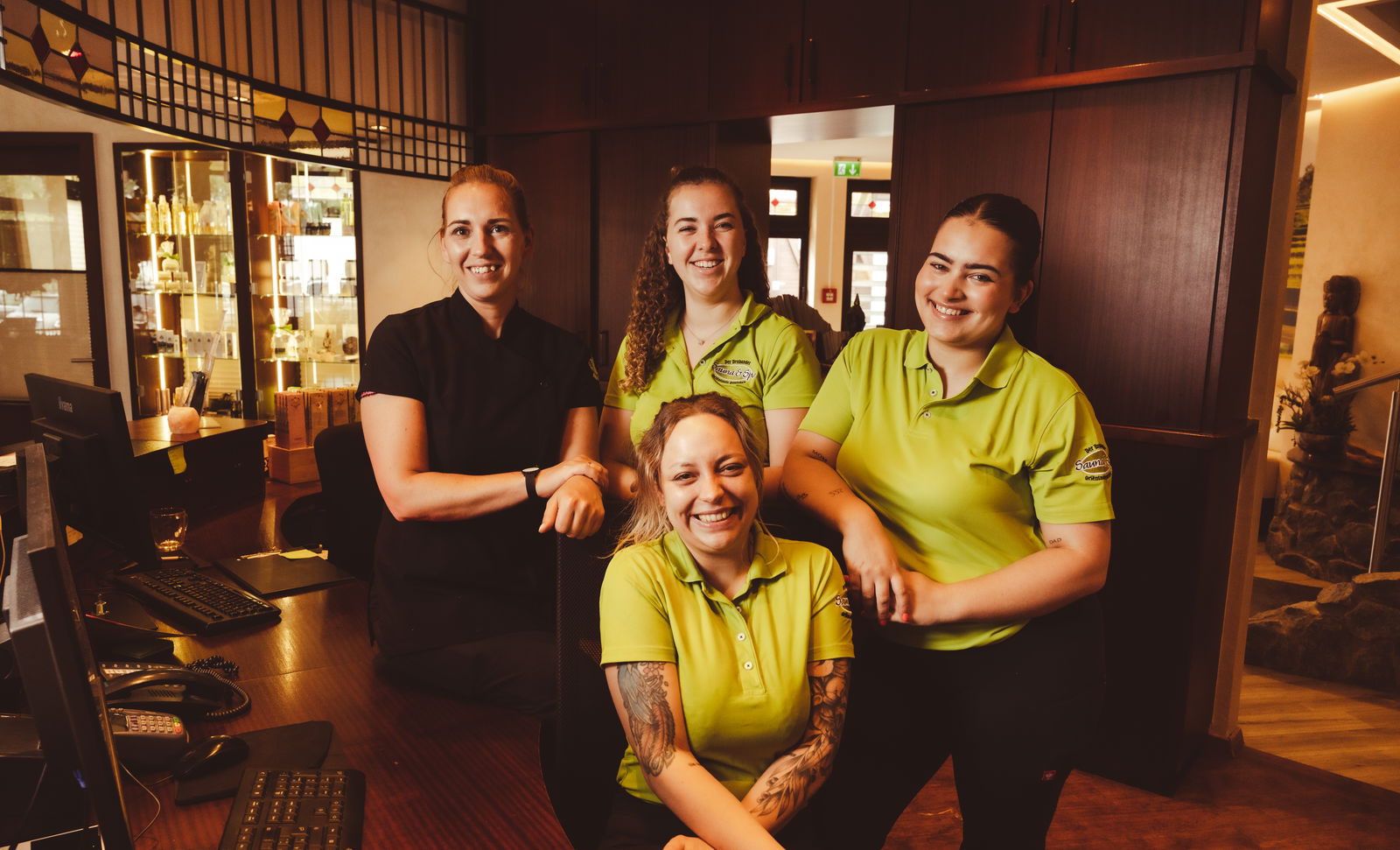 Teamfoto van wellness medewerkers in een hotel