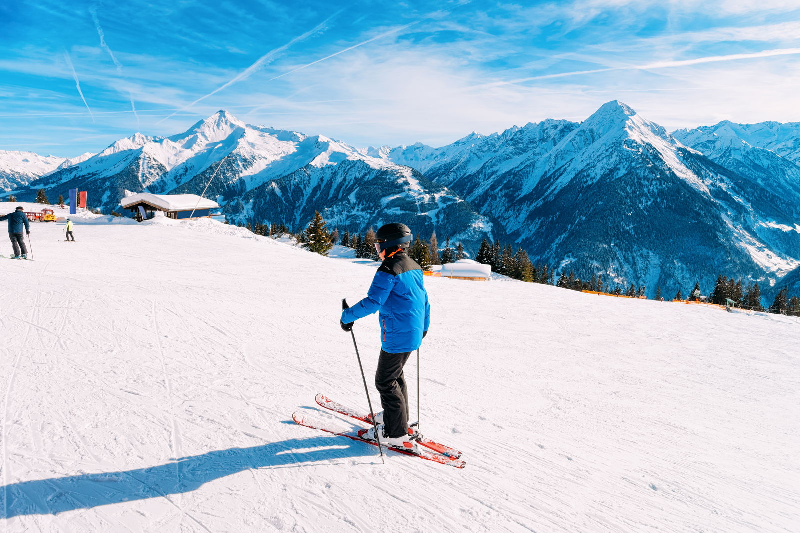 Kind aan het skiën op de pistes in Oostenrijk