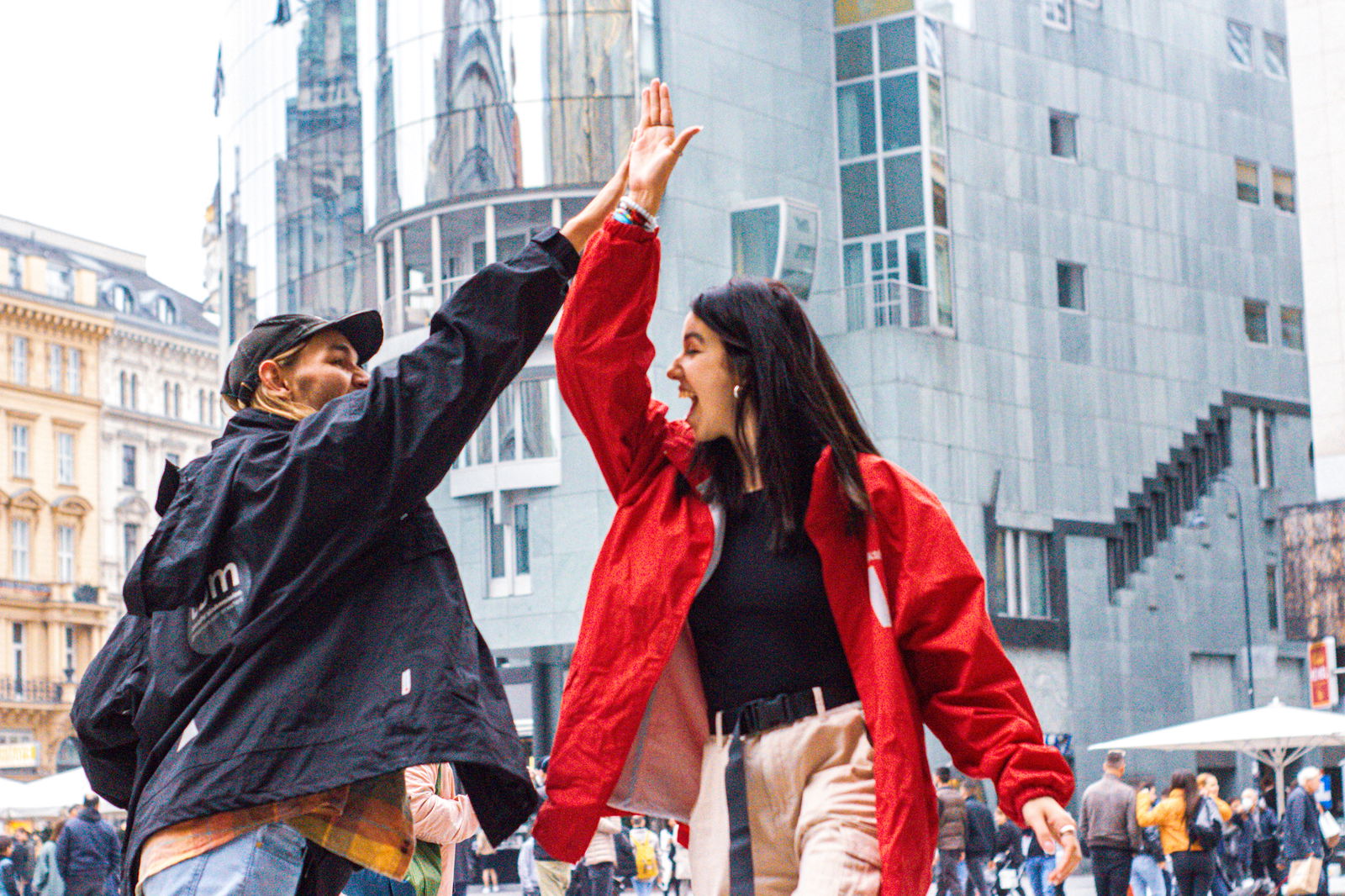 Mann und Frau geben sich ein High Five. 