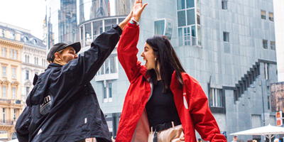 Mann und Frau geben sich ein High Five.