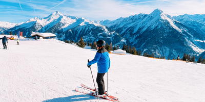 Kind aan het skiën op de pistes in Oostenrijk