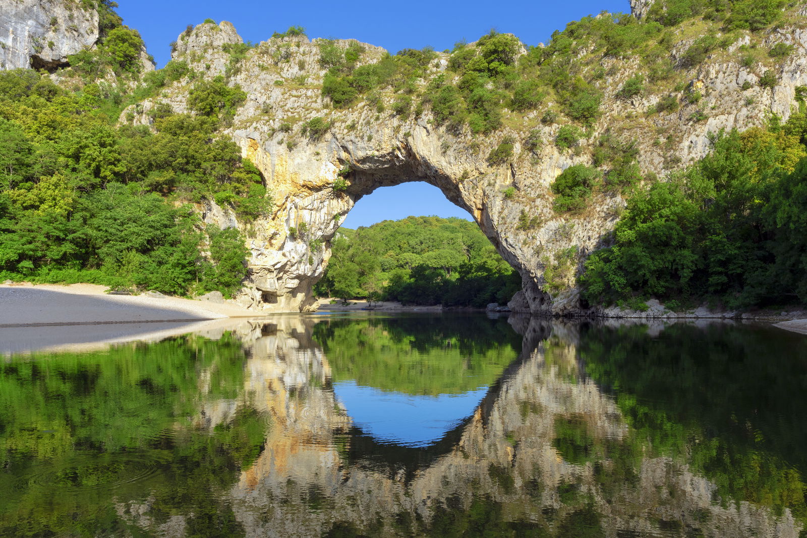 Bekende rots en rivier in de Ardeche op een zonnige dag