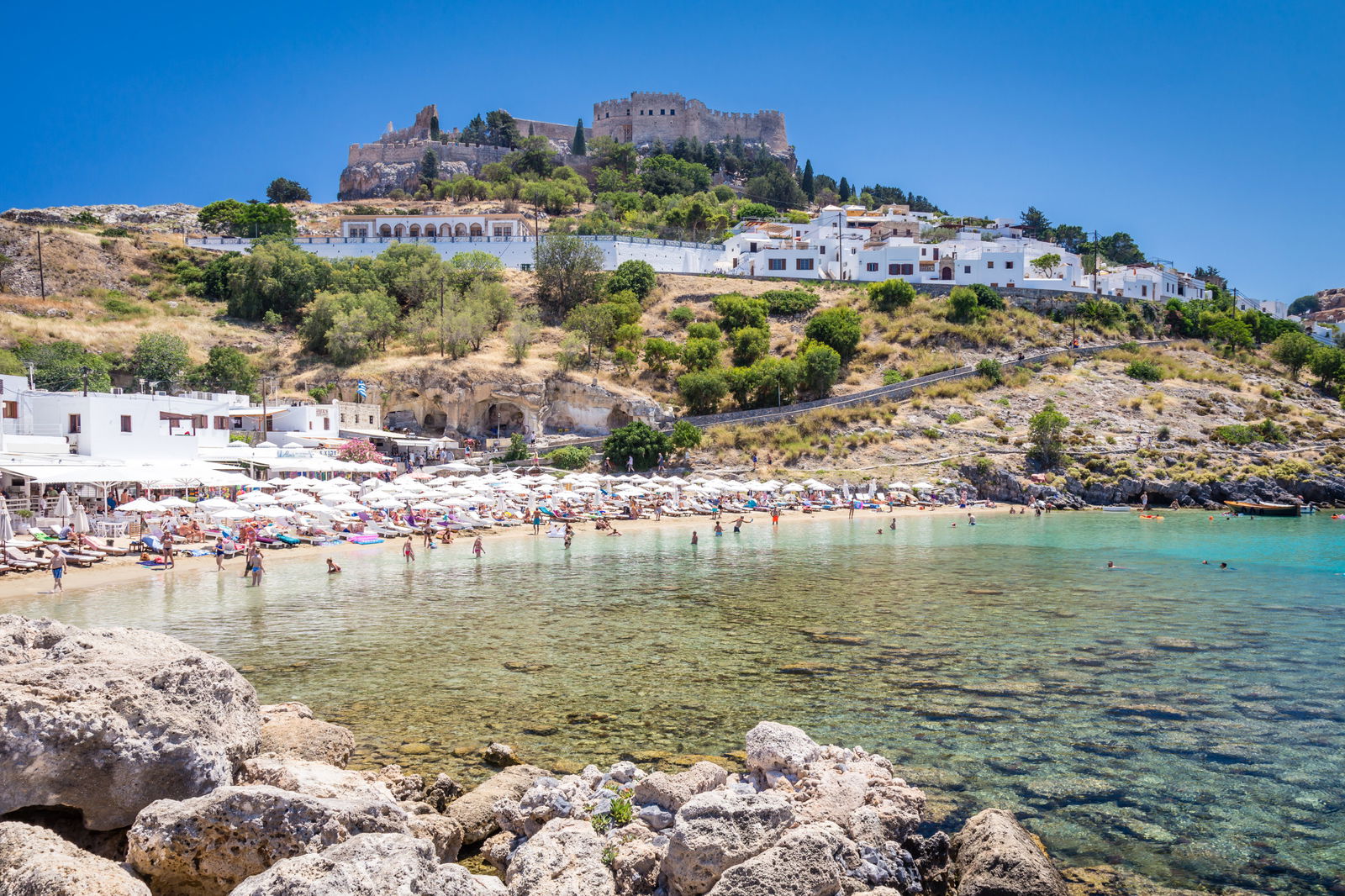 Blick auf den Strand mit kristallklarem Wasser