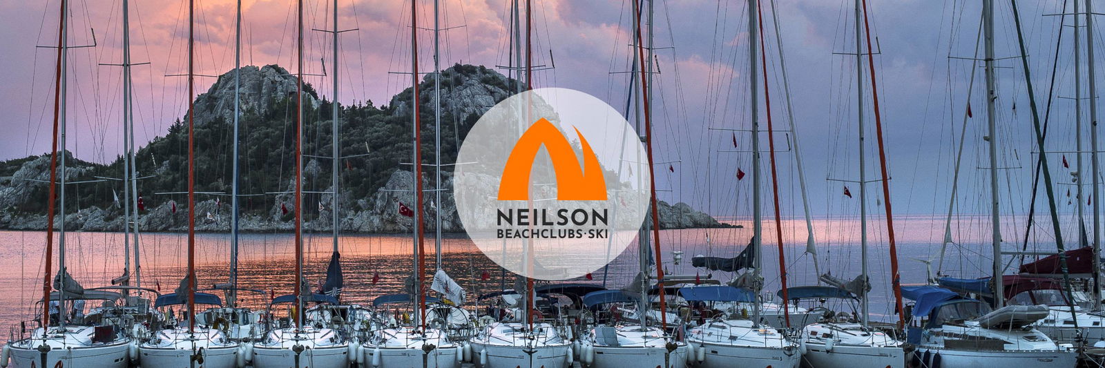 Panoramablick auf das Meer mit Segelbooten