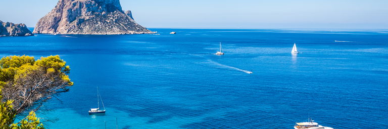 Cala Dhort Ibiza an einem sonnigen Tag