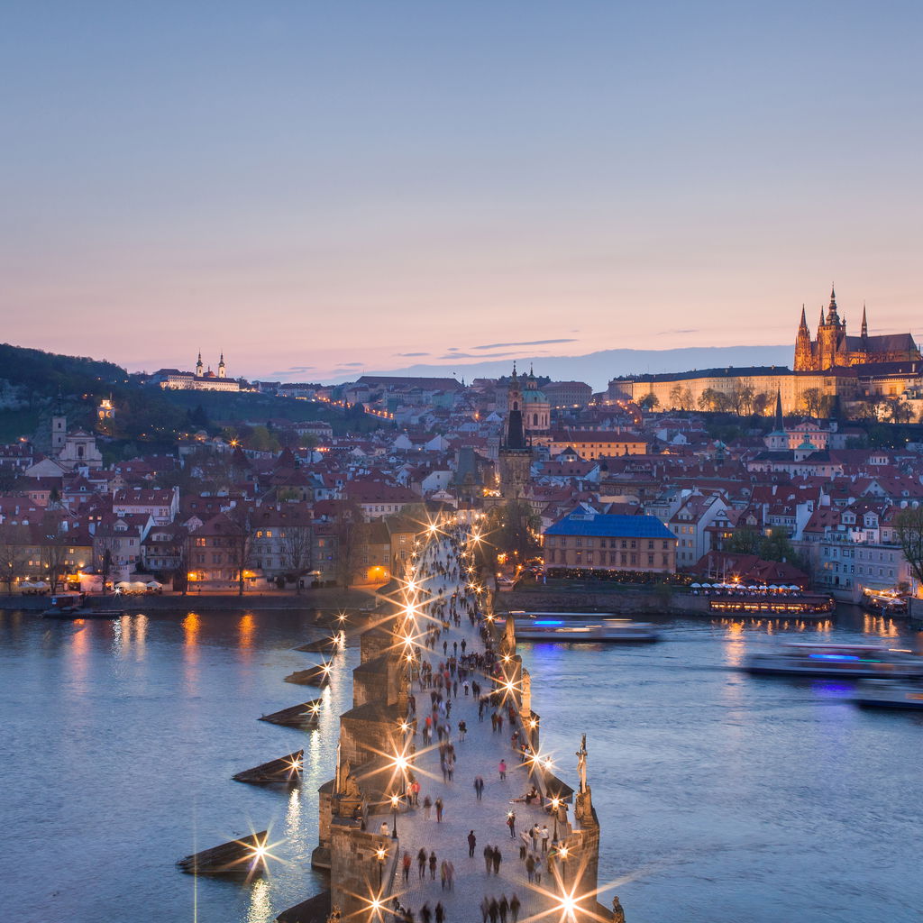 Stadsgezicht van Praag met historische gebouwen en karakteristieke architectuur