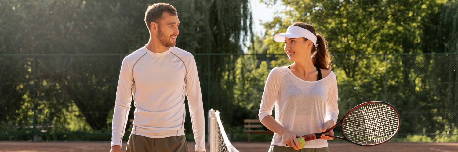 Ehepaar in Tenniscourt an einem sonnigen Tag