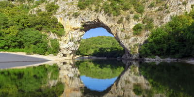 Bekende rots en rivier in de Ardeche op een zonnige dag