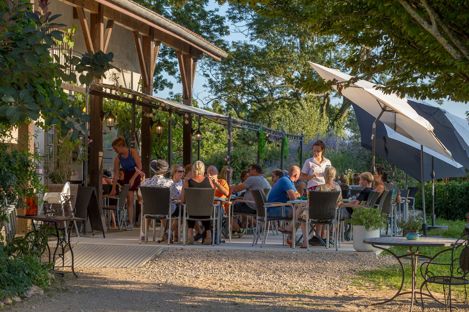 Uitzicht op restaurant met terras op een camping