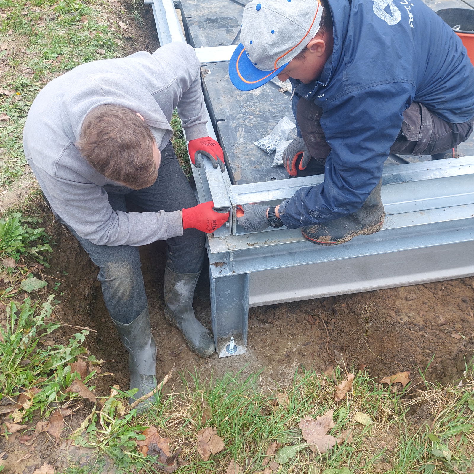 Technische medewerker op een camping bezig met een klus