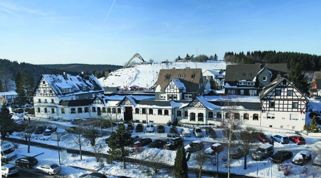 Winters bovenaanzicht van een hotel in Winterberg