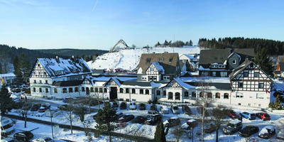 Winters bovenaanzicht van een hotel in Winterberg