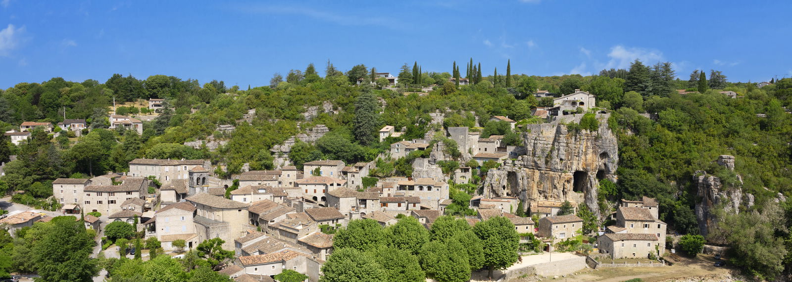 Frans dorp met rotsen op de achtergrond op een zonnige dag