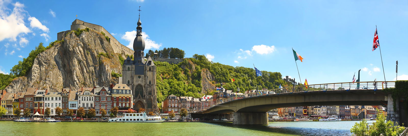 Stad in de Belgische Ardennen met uitzicht op een rivier 