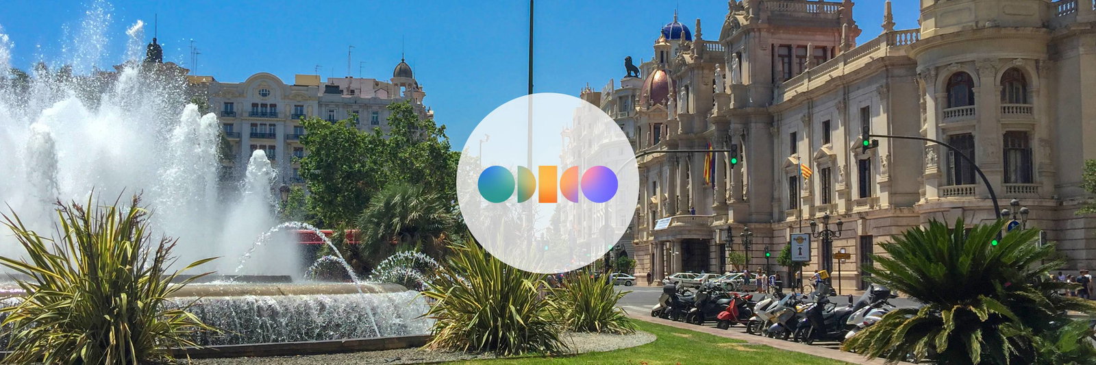 Plein in Valencia met logo