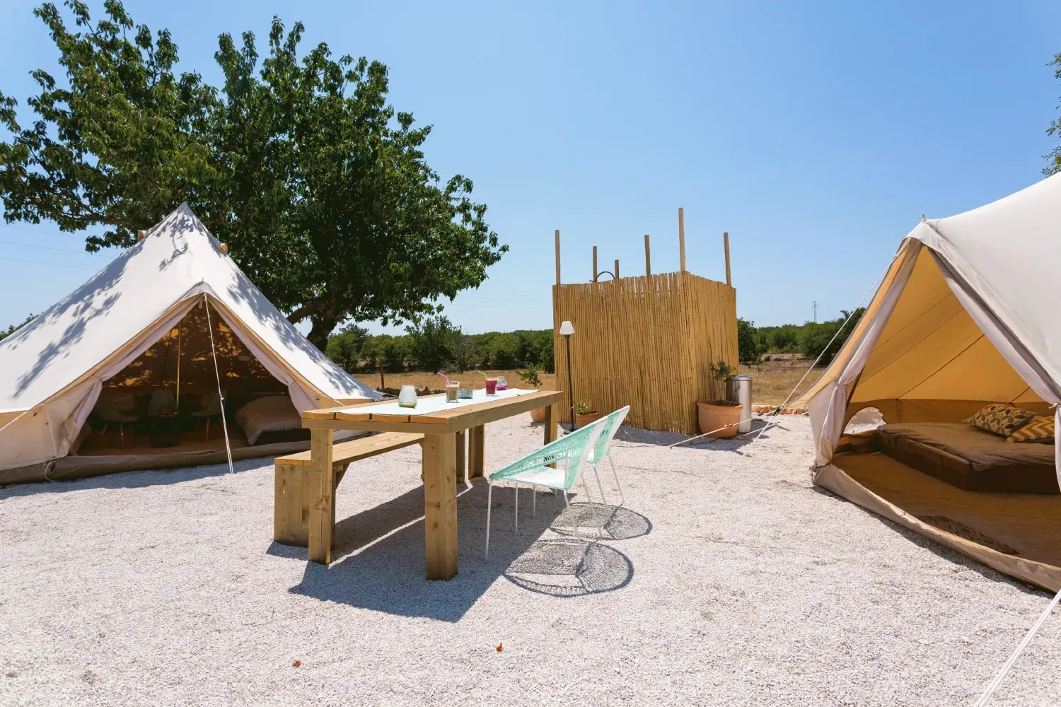 Glamping tenten bij outdoor avonturenkamp in Kroatië 's avonds