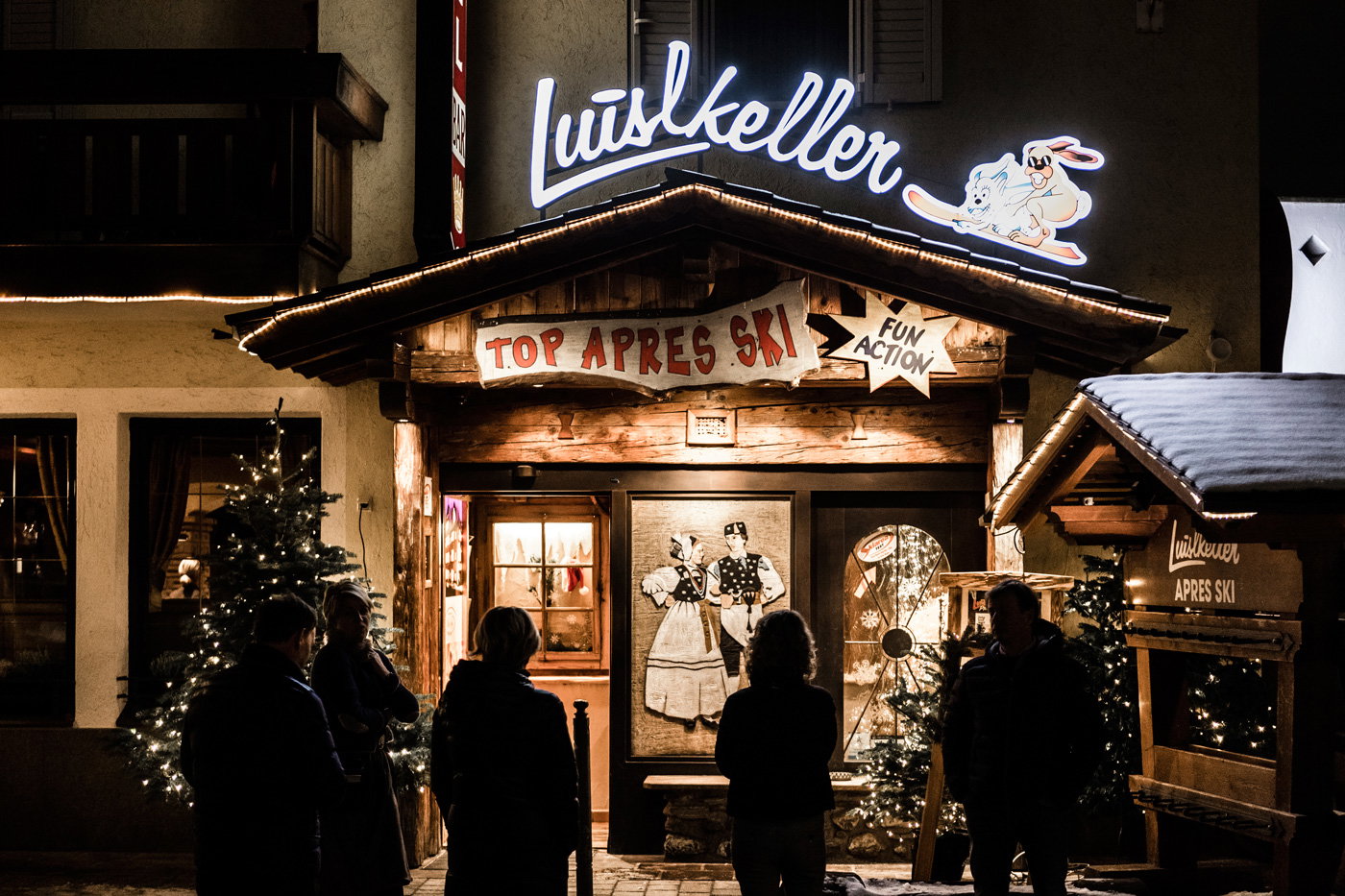 Apres ski bar in het donker in Italie