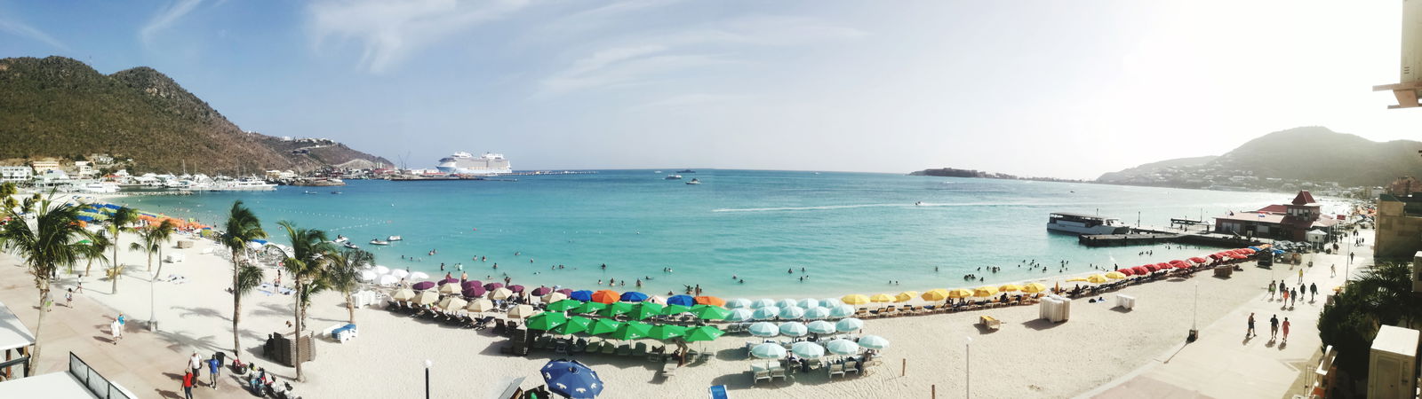 Panoramisch uitzicht op de zee van Sint Maarten op een zonnige dag